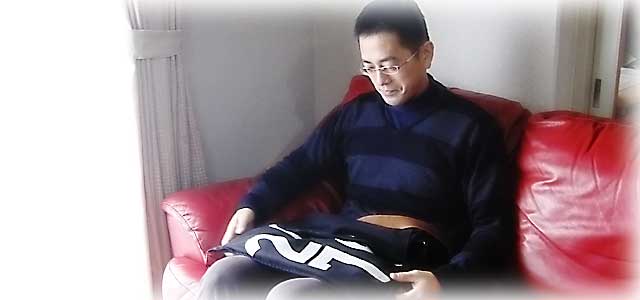 ソファでくつろいでゼッケンバッグを眺めておられる赤木さん